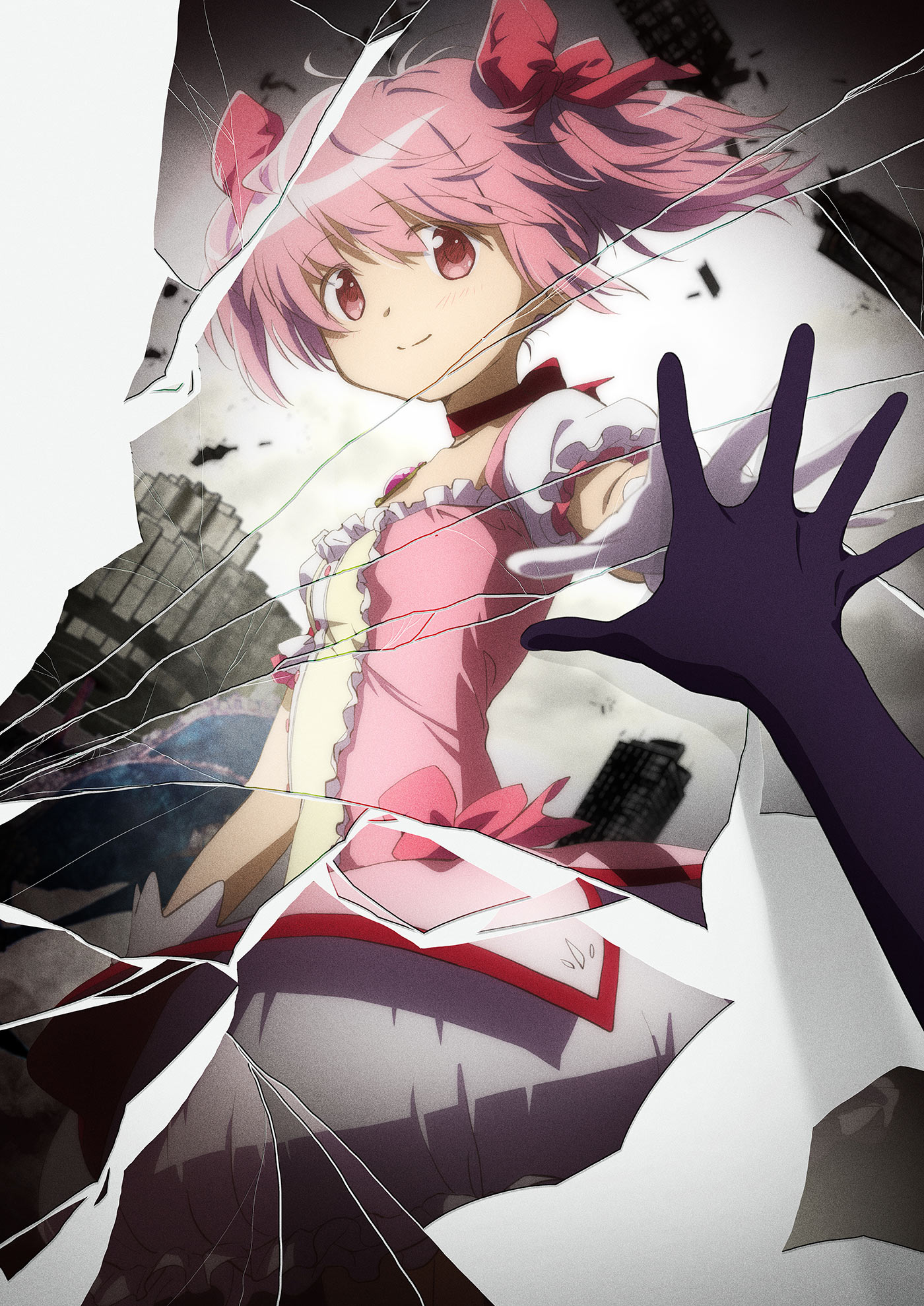 Madoka Kaname aparece atrás de um vidro quebrado enquanto uma mão com luva preta se estende em sua direção.